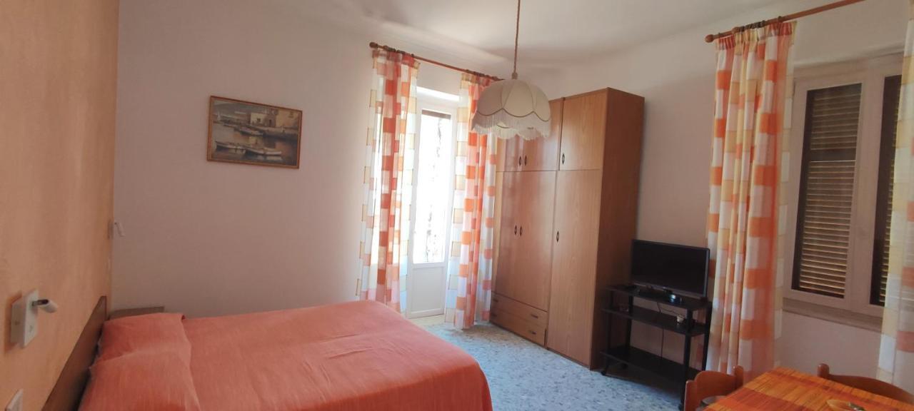 Chiaia Apartments Ponza Bagian luar foto
